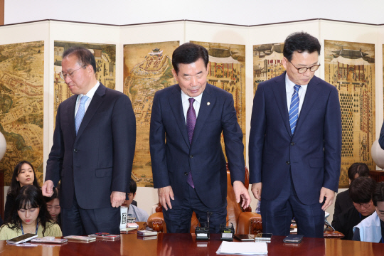 윤재옥(왼쪽) 국민의힘 원내대표와 박광온(오른쪽) 더불어민주당 원내대표가 지난 5월11일 오전 국회에서 열린 김진표 국회의장 주재 여야 원내대표 회동에서 기념촬영을 마친 뒤 자리로 돌아가고 있다.<연합뉴스>